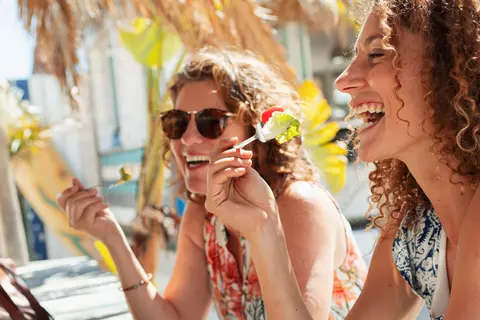 Frauen beim Essen im Urlaub