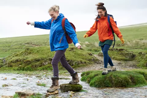 Frauen wandern und haben Spaß
