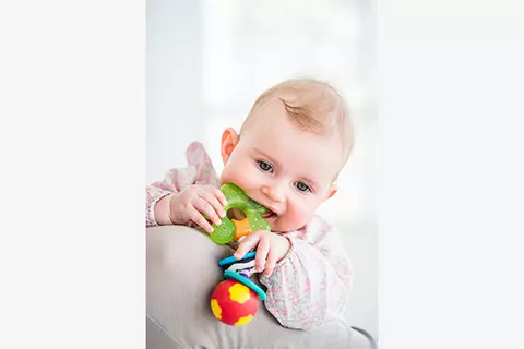 Baby mit Beißring