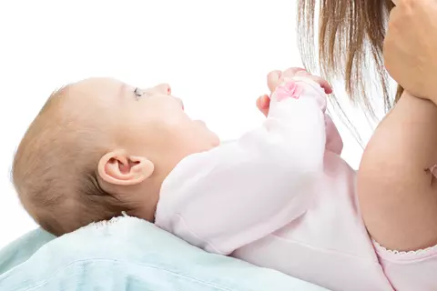 Mutter lacht mit Ihrem Baby