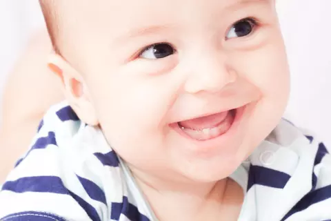 Babys mit ersten Zähnchen