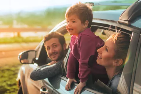 Familie fährt mit dem Auto in den Urlaub