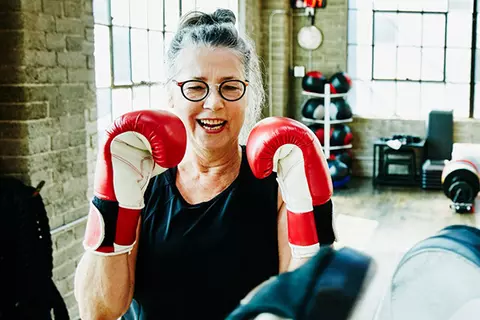 Hier sieht man eine starke Frau beim Boxen die Schüßler Salze verwendet.