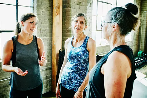 Eine starke Frau (68), Schüßlerin Verwenderin, steht im Leben und ist hier mit ihren Trainingspartnern beim Boxen.