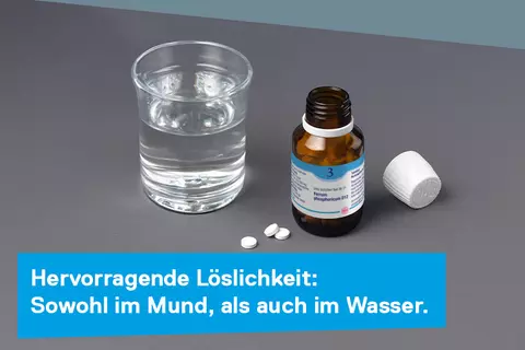 DHU Schüßler-Salz Nr. 3 und ein Glas Wasser