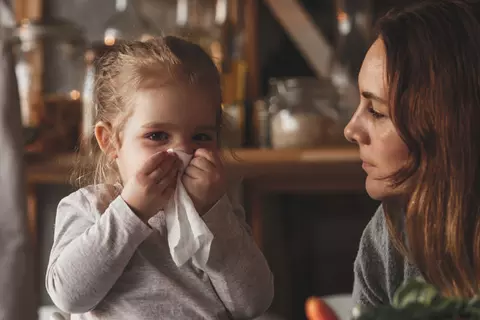 Kinder putzt Nase mit Taschentuch