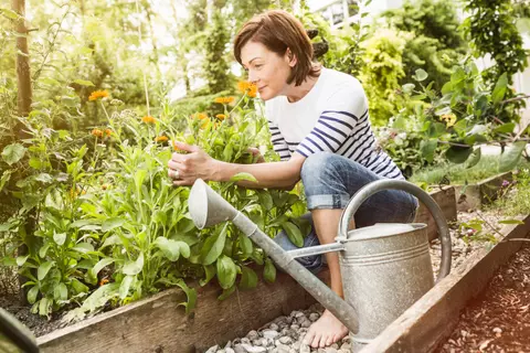 Frau arbeitet im Garten