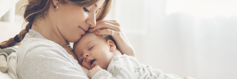 Mutter kuschelt mit Ihrem Baby