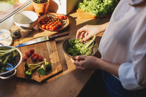 Frau bereitet einen Salat vor