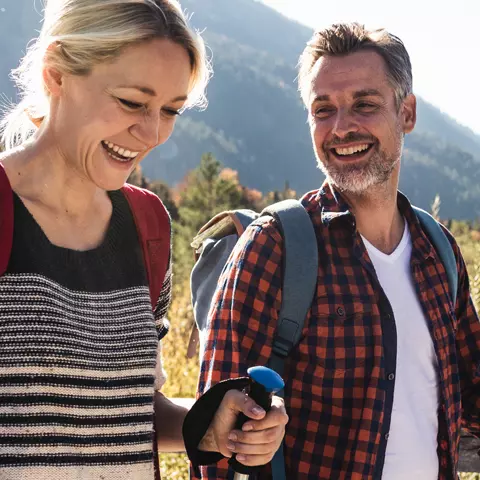 Mann und Frau beim Wandern