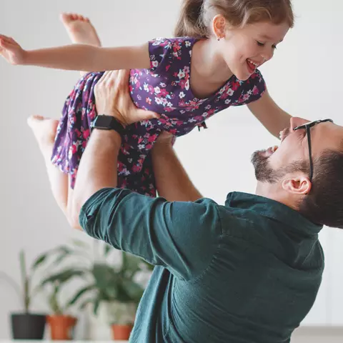 Vater spielt mit Tochter