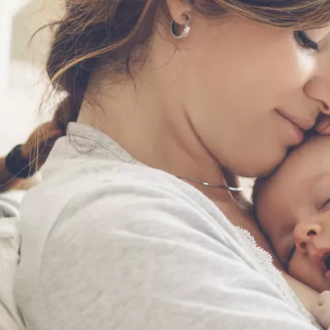 Mutter kuschelt mit Ihrem Baby