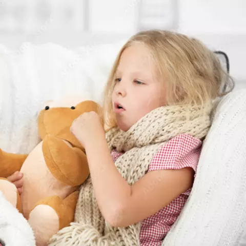 Mädchen liegt mit Bronchitis im Bett