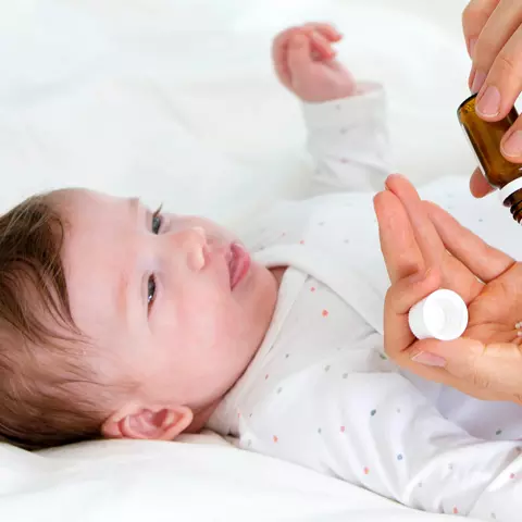 Baby nimmt Globuli