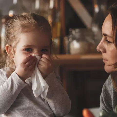 Kinder putzt Nase mit Taschentuch